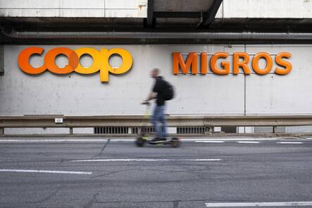 Die Logos von den Supermaerkten Coop und Migros fotografiert am Freitag, 20. September 2024 in Bern. (KEYSTONE/Anthony Anex)