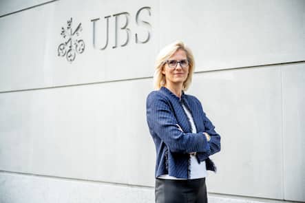 Sabine Keller-Busse steht vor dem UBS-Gebäude.