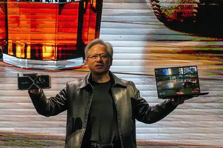 Nvidia Präsident und CEO Jensen Huang hält eine Grafikkarte NVIDIA 4060Ti und einen Laptop bei einer Keynote auf der COMPUTEX. Die COMPUTEX 2023 läuft vom 30. Mai bis zum 02. Juni 2023 und versammelt über 1.000 Aussteller aus 26 verschiedenen Ländern mit 3000 Ständen, um ihre neuesten Produkte zu zeigen und Aufträge mit ausländischen Käufern zu unterzeichnen.