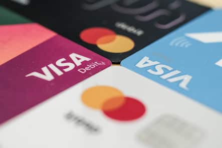 Karten von Visa und Mastercard, Migros Bank, Credit Suisse, Bank Cler und Yuh