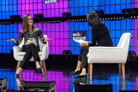 ARK-Chefin Cathie Wood (l.) an einer Podiumsdiskussion: Die Staranlegerin hatte zuletzt einige Misserfolge zu verzeichnen.