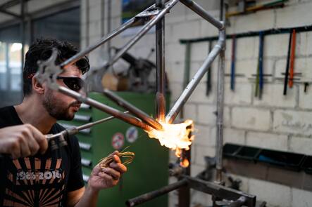 Ein Mitarbeiter loetet der Stahl Rahm im Aarios, Fabrik fuer handgebaute Fahrraeder am 21. Oktober 2020 in Gretzenbach im Kanton Solothurn. (KEYSTONE/Gaetan Bally)