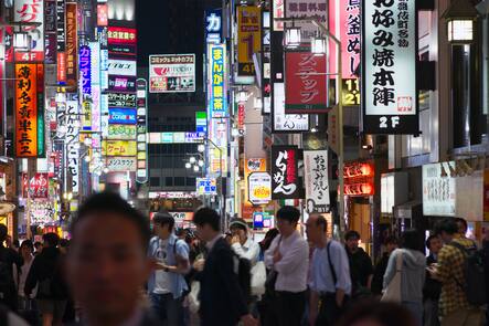 Nightlife in Shinjuku, Tokio: Die Menschen in Japan geben wieder Geld aus.