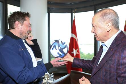 Elon Musk (links) und Erdogan in New York.