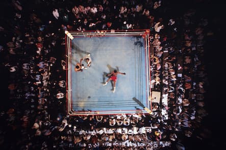 Im damaligen Zaire gewinnt Muhammad Ali 1974 gegen George Foreman und schnallt sich den Meistergürtel um. Dieses sportive Erinnerungsstück wurde für 6,2 Millionen Dollar versteigert.