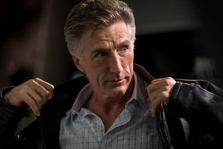 Bracken Darrell, CEO von Logitech, hält seine Jacke am Kragen, um sie zu richten.