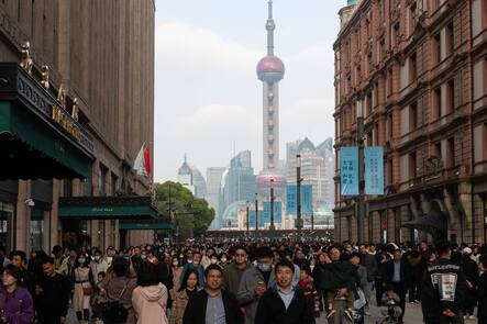 SHANGHAI, CHINA - APRIL 05: Tourists visit the Nanjing Road during Qingming Festival, or Tomb-Sweeping Day on April 5, 2023 in Shanghai, China. PUBLICATIONxINxGERxSUIxAUTxHUNxONLY Copyright: xVCGx 111430695692