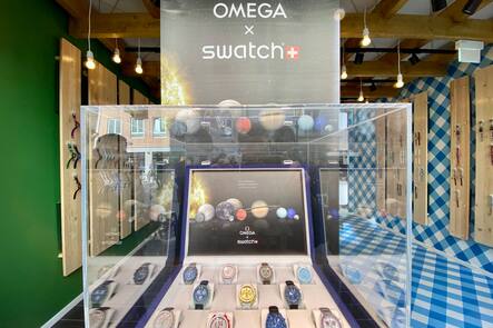 Moonswatches in einem Swatch-Store.