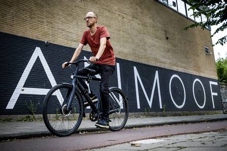 AMSTERDAM - A VanMoof bicycle in the city. Dutch e-bike company VanMoof has temporarily paused bicycle sales. According to several sources, the company is facing financial problems. ANP REMKO DE WAAL netherlands out - belgium out PUBLICATIONxINxGERxSUIxAUTxONLY Copyright: xx x473503623x originalFilename: 473503623.jpg