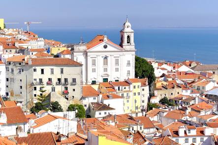 Portugal, Lisbon: rooftop view of the district of Alfama Portugal, Lisbon: rooftop view of the district of Alfama, the Church of Santo Estevao and the Tagus river Europe Western Europe Portugal PUBLICATIONxNOTxINxFRA Copyright: xLhotexL/Andia.frx 369188