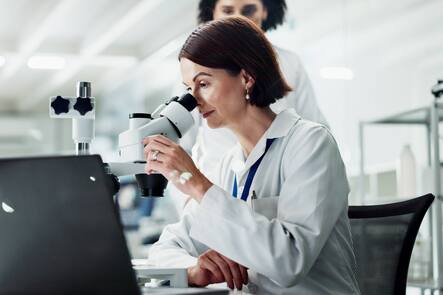 Chemistry, laptop and women in lab, microscope and testing with science experiment, research and medicine. Results, researcher or employees with equipment, pc or study with sample analysis or biotech. ,model released, Symbolfoto PUBLICATIONxINxGERxSUIxAUTxONLY Copyright: xZoonar.com/YurixArcursxpeopleimages.comx 21793823 ,model released, Symbolfoto ,property released