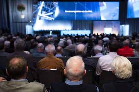 Aktionaere verfolgen die Generalversammlung des Energie- und Infrastrukturunternehmens BKW AG, am Montag, 22. April 2024 in Bern. (KEYSTONE/Peter Klaunzer)