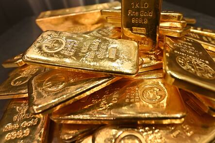 1kg kg Goldbarren im Wert von je ca. 60 000 Euro,Gold,Feingold 999,9 Edelmetall,Wertanlage,Sachaufnahme im Tresorraum vom Goldhaus Pro Aurum in Muenchen. *** 1kg kg gold bars, each worth about 60 000 euros, gold, fine gold 999.9 precious metal, investment, property in the vault of Goldhaus Pro Aurum in Munich