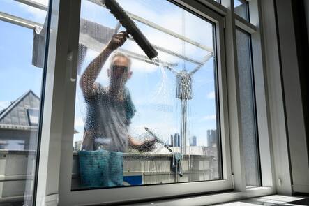 Fensterputzer 24.08.2022 Frankfurt Ein Fensterputzer steht auf einem Gebäudeaufzug und reinigt Fensterscheiben. Frankfurt Frankfurt Hessen Germany *** Window Cleaner 24 08 2022 Frankfurt A window cleaner stands on a building elevator and cleans window panes Frankfurt Frankfurt Hessen Germany
