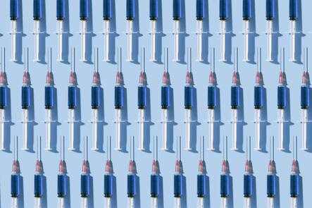 Multiple syringes organized in a pattern over blue background PUBLICATIONxINxGERxSUIxAUTxHUNxONLY DRBF00125