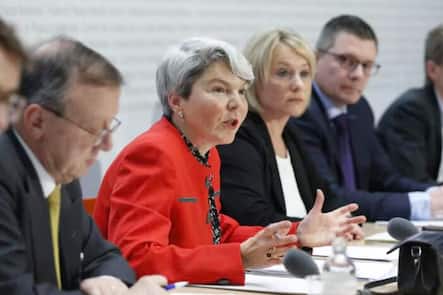 Kennt den Wortlaut der Sondierungsgespräche: Die Basler Rechtsprofessorin Christa Tobler (im roten Kleid).