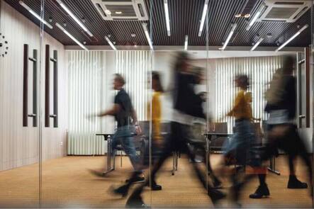 Viele Arbeitnehmende in der Schweiz fühlen sich zunehmend gestresst.