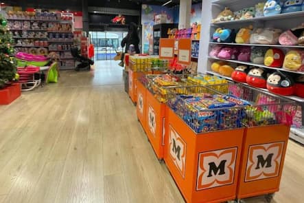 Franz-Carl-Weber-Filiale Zürich: Die neue Besitzerin Müller zeigt Präsenz auf der Ladenfläche.