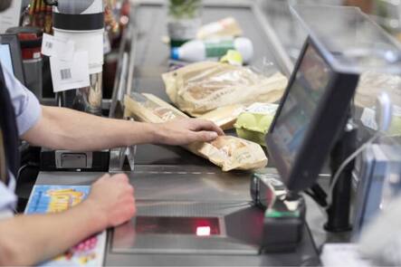 Nach dem Inflationsschock hat sich die Lage beruhigt. Während gewisse Produkte sogar billiger werden, bleibt die Inflation bei den Dienstleistungen hartnäckig.