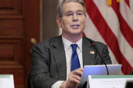 Der US-Finanzminister Scott Bessent versucht die Wogen zu glätten, die Trumps irrlichternde Politik und das Rating-Downgrade ausgelöst haben.