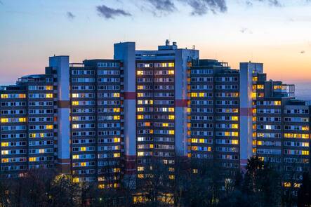 Hochhäuser im Wohnpark Bensberg, Bergisch-Gladbach, 18 stöckige Wohnsiedlung mit über 900 Wohnungen auf 7 Gebäudekomplexe verteilt, Abenddämmerung, beleuchtete Fenster, NRW, Deutschland Hochhaussiedlung *** High-rise buildings in the Bensberg residential park, Bergisch Gladbach, 18-storey housing estate with over 900 apartments spread over 7 building complexes, dusk, illuminated windows, NRW, Germany High-rise housing estate