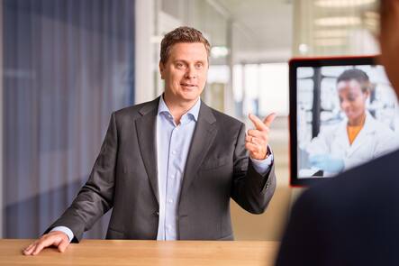 HANDOUT - Dr. Thomas Schinecker, CEO Roche Group, portraitiert am Freitag, 17. Maerz 2023 in Basel. (Roche)