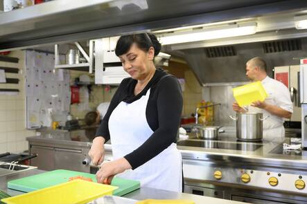 Die ist eine der ersten, die Arbeit annahm: Ukrainerin Olha Shymko im Gasthaus Ochsen in Münsingen (BE) im Frühjahr 2022.