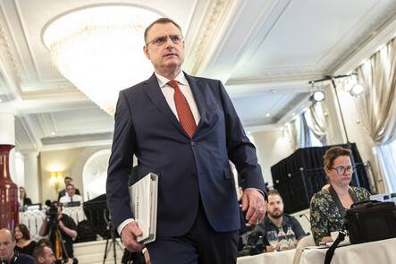 Swiss National Bank's (SNB) Chairman of the Governing Board Thomas Jordan arrvies for a media briefing of the Swiss National Bank in Zurich, Switzerland, on Thursday, March 23, 2023. (KEYSTONE/Michael Buholzer).