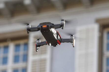 Drohne vor einer Immobilie