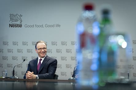 Nestle-CEO Ulf Mark Schneider lächelt neben Wasserflaschen während der Pressekonferenz zum Jahresabschluss 2019 des Nahrungsmittel- und Getränkeriesen Nestle in Vevey, Schweiz.