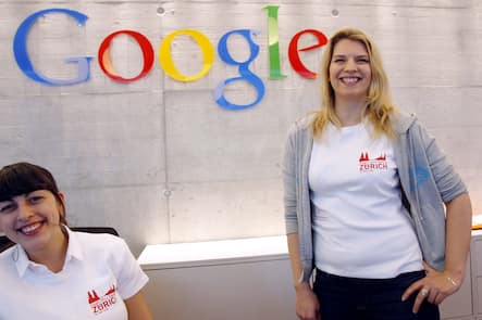 Google - Schweiz Mitarbeiterinnen strahlen im neuen - Zentrum in Zuerich am Donnerstag, 6. Maerz 2008. Google hat am Mittwoch das neue Forschungs- und Entwicklungszentrum in Zuerich eroeffnet. Das neue Zentrum ist mit mehr als 300 Mitarbeitenden die groesste Forschungsstaette von Google ausserhalb der USA. (KEYSTONE/Walter Bieri)