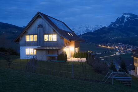 Ein nach Minergie-Standard gebautes EFH in der Daemmerung, aufgenommen am 8. Maerz, 2007, in Nesslau, Kanton St. Gallen, Schweiz.