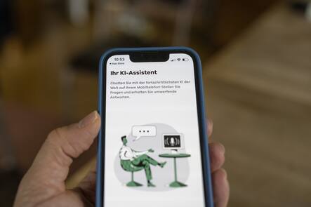 Ein Chatbot auf dem Bildschirm eines Smartephones, fotografiert am Dienstag, 24. Januar 2023 in Bern. Mit kuenstlicher Intelligenz koennen ganze Texte erstellt werden. (KEYSTONE/Christian Beutler)