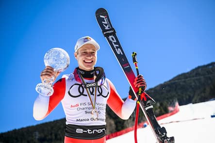 Marco Odermatt of Switzerland winner of the men's super-g overall leader crystal globe trophy celebrates with members of Swiss-ski federation in the finish area at the FIS Alpine Skiing World Cup finals in El Tarter, Andorra, Thursday, March 16, 2023. (KEYSTONE/Jean-Christophe Bott)
