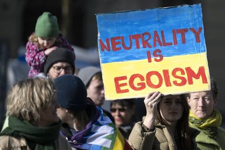 Personen anlaesslich einer Kundgebung gegen den Krieg in der Ukraine, am Samstag, 4. Maerz 2023, in Bern. Mehrere Parteien und Institutionen haben zu dieser Kundgebung aufgerufen. (KEYSTONE/Peter Schneider)