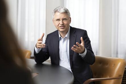 Severin Schwan, CEO der Roche Gruppe, fotografiert waehrend eines Gespraechs am 5. Maerz 2021 am Hauptsitz der Roche in Basel. (KEYSTONE/Gaetan Bally)