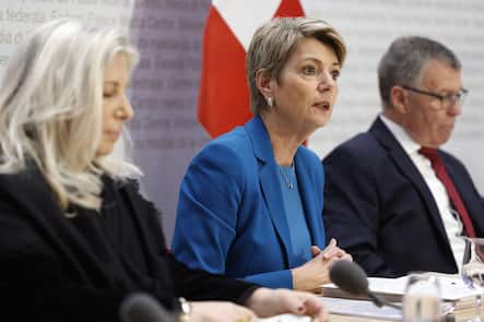 Bundesraetin Karin Keller-Sutter, Mitte, spricht neben Nathalie Fontanet, Vorsteherin der Finanzdirektion des Kantons Genf und Vizepraesidentin der FDK, links, und Ernst Stocker, Regierungspraesident und Vorsteher der Finanzdirektion des Kantons Zuerich, rechts, waehrend einer Medienkonferenz zur OECD Mindestbesteuerung, am Montag, 24. April 2023 in Bern. (KEYSTONE/Peter Klaunzer)