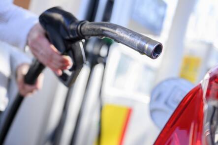 Tankstutzen an einer Zapfsaeule der Shell Tankstelle, am Freitag, 4. Maerz, in Bern. Wegen dem Krieg in der Ukraine sind die Rohoelpreise diese Woche angestiegen. (KEYSTONE/Anthony Anex)