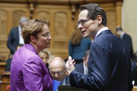 Magdalena Martullo-Blocher (SVP-GR), links, diskutiert mit Roger Koeppel (SVP-ZH) waehrend der ersten Sitzung zu Beginn der 50. Legislatur am ersten Tag der Wintersession der Eidgenoessischen Raete, am Montag, 30. November 2015, im Nationalrat in Bern. (KEYSTONE/Peter Klaunzer)