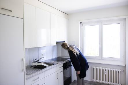 Eine Interessentin betrachtet die Kueche waehrend einer Wohnungsbesichtigung in einer Wohnung der Liegenschaften Stadt Zuerich (LSZ) am Dienstag, 28. Maerz 2023 in Zuerich. (KEYSTONE/Michael Buholzer)