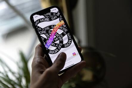 Soziale Medien bergen vor allem bei jüngeren Menschen eine Suchtgefahr.