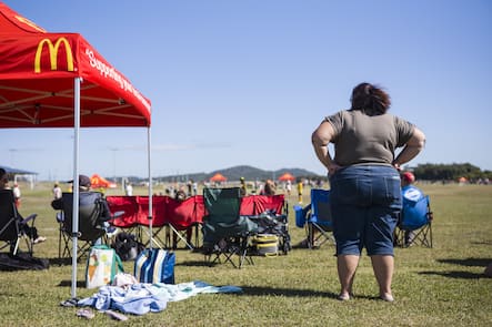 Eine Frau schaut Kindern beim Fussballspielen zu neben einem Sonneschutz mit dem Logo der Fastfood Restaurantkette Mc Donalds, am Samstag, 20. Juli 2019 in Mackay, Queensland, Australien. (KEYSTONE/Alessandro della Valle).