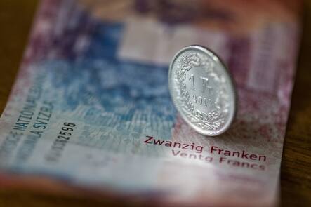 Eine Zwanzigernote und ein Einfraenkler, fotografiert in Basel, am Dienstag, 12. April 2022. Das basel-staedtische Stimmvolk hiess im Juni 2021 das kantonale Mindestlohngesetz mit 54 Prozent Ja-Stimmen gut. Es legt den Mindestlohn auf 21 Franken fest. Basel-Stadt ist der erste Deutschschweizer Kanton, der einen Mindestlohn einfuehrt. Der Regierungsrat hat nun das Inkraftsetzen des Mindestlohns beschlossen. (KEYSTONE/Georgios Kefalas)