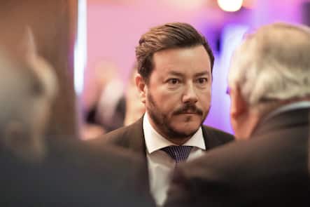 ARCHIV - 02.03.2020, Nordrhein-Westfalen, Düsseldorf: Rene Benko, österreichischer Immobilien-Unternehmer, unterhält sich beim Ständehaus-Treff der Rheinischen Post. (zu dpa: Vom Konsumtempel zum Problemfall: Der Niedergang der Warenhäuser) Foto: Marcel Kusch/dpa +++ dpa-Bildfunk +++ (KEYSTONE/DPA/Marcel Kusch)