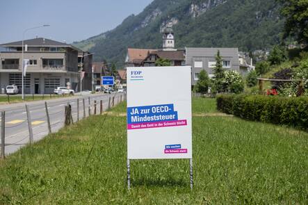 Ein Plakat der FDP wirbt fuer ein JA zur OECD-Mindeststeuer, am Montag, 12. Juni 2023 in Wolfenschiessen im Kanton Nidwalden. (KEYSTONE/Urs Flueeler)