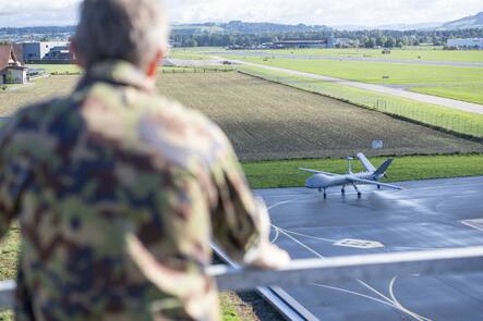 Eine Drohne des Aufklaerungsdrohnensystem 15 (ADS 15) der Armasuisse und Schweizer Armee auf dem Armee Flugplatz in Emmen am Donnerstag, 8. September 2022. (KEYSTONE/Urs Flueeler).