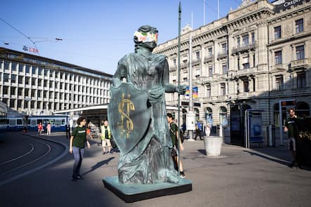 Eine 4 Meter grosse Helvetia steht am Paradeplatz in Zuerich, anlaesslich einer Aktion von Greenpeace, am Donnerstag, 9. September 2021. Die NGO will mit der Aktion gegen Greenwashing am Schweizer Finanzplatz protestieren. (KEYSTONE/Alexandra Wey)