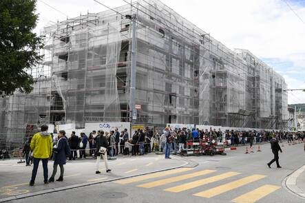 Gigantische Schlange von Wohnungssuchenden bei der Besichtigung einer Musterwohnung der Wohnungssiedlung Kronenwiese im Zuercher Quartier Unterstrass am Freitag, 3. Juni 2016. Auf der Kronenwiese erstellt die Stadt bis Ende 2016 ihre bisher juengste Wohnsiedlung. Im Bau sind insgesamt 99 2½- bis 5½-Zimmer-Wohnungen sowie sechs Geschaeftsraeume. (KEYSTONE/Walter Bieri)