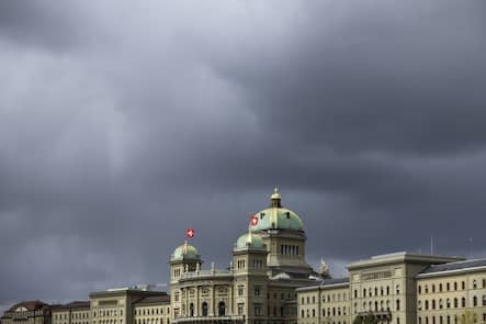 Dunkle Gewitterwolken tuermen sich ueber dem Bundeshaus, am Ostermontag, 1. April 2024 in Bern. (KEYSTONE/Peter Klaunzer)