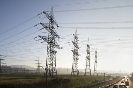 Hochspannungsleitungen bringen den Strom aus dem Norden (Frankreich und Deutschland) ueber den Stern von Laufenburg, eine Schaltanlange von Swissgrid, in die Schweiz, aufgenommen am Montag, 13. Februar 2023 in Laufenburg. (KEYSTONE/Gaetan Bally)